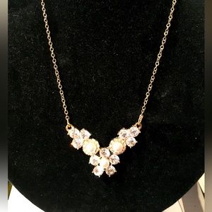 MODERN MONET RHINESTONE & FAUX PEARL NECKLACE IN GOLD TONE METAL.